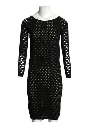 Robe tricotée noire longueur genou avec manches longues et perforations ovales ouvertes sur toute la surface, présentée sur un mannequin blanc.