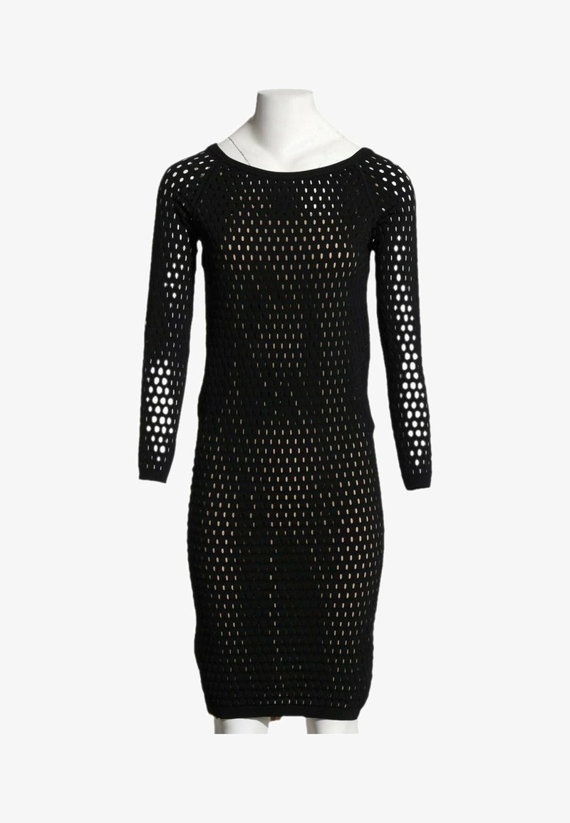 Robe tricotée noire longueur genou avec manches longues et perforations ovales ouvertes sur toute la surface, présentée sur un mannequin blanc.