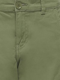 Pantaloni di cotone verde oliva con una texture liscia, dotati di chiusura con bottone anteriore, cuciture unite e tasche laterali.