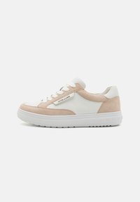 Sneaker bianco e rosa chiaro realizzato in pelle e suede, con punta arrotondata, allacciatura frontale e una suola spessa bianca con dettagli in rilievo.