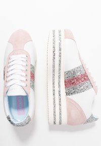 Vita sneakers med rosa mockadetaljer, med silver- och rödglittriga ränder, vita snörningar och en strukturerad sula. Elegant och modern design.