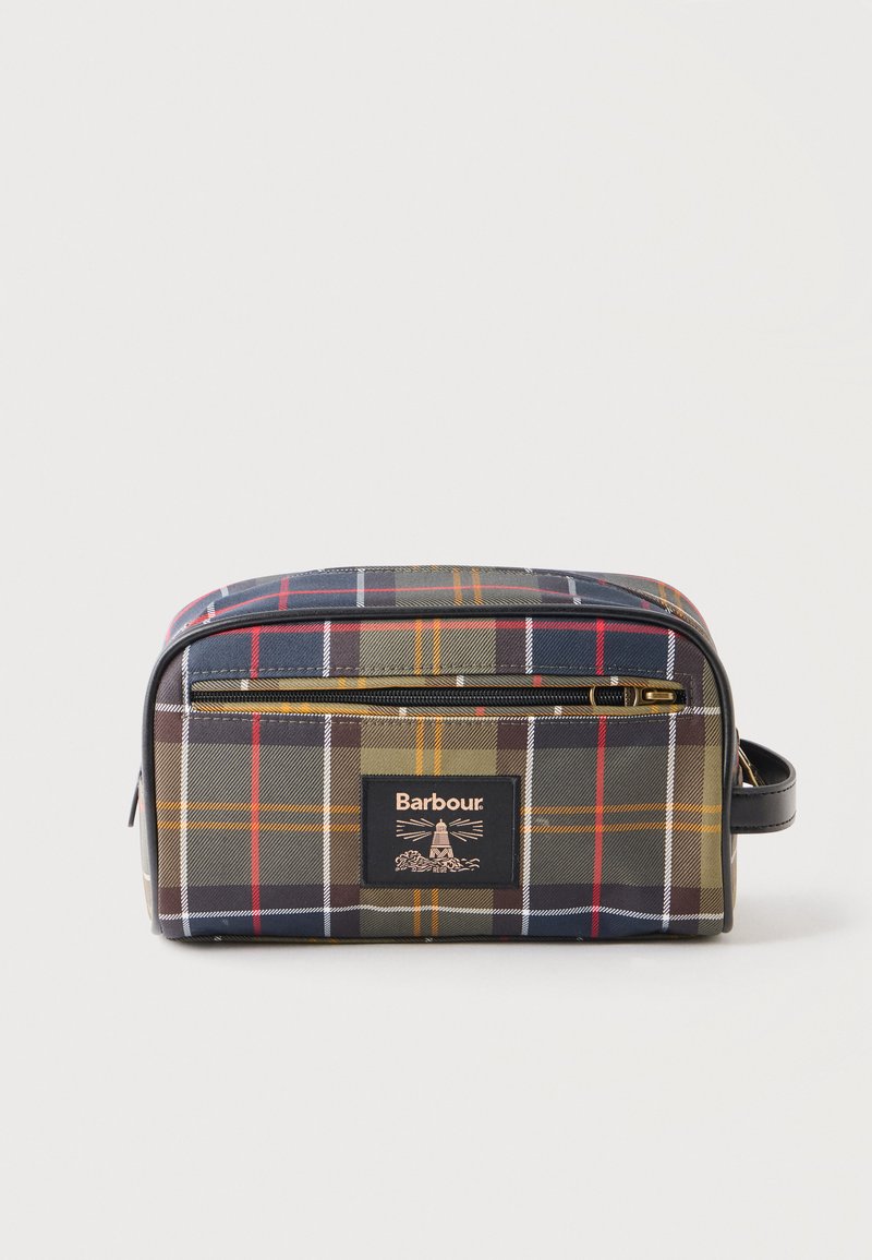 Petite trousse de toilette rectangulaire avec motif à carreaux marron, vert, rouge et jaune et patch logo Barbour sur la poche avant.
