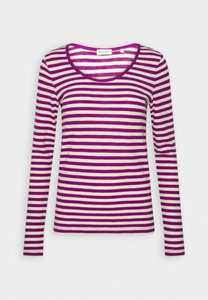 Longsleeve shirt met horizontale paarse en witte strepen, ronde halslijn en getailleerde snit, weergegeven op een effen achtergrond.