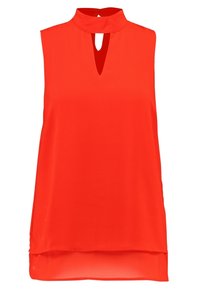 Červená bezrukávová blůza s vysokým límcem a klíčovou dírkou. Hladká, lehká látka s mírně delším zadním dílem. Bez vzorů nebo akcentů.