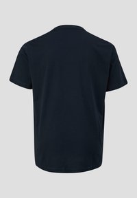 Navyblauwe katoenen T-shirt met ronde hals en korte mouwen, met een eenvoudige achterkant zonder patronen of accenten.