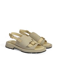 Beige Wildledersandalen mit gepolsterter Innensohle, verstellbarem Slingback-Riemen und dekorativem goldfarbigen Schnallen-Detail. Schwarze Gummisohle.