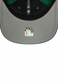 Grauerm Hut mit grüner Innenseite, ausgestattet mit einem gestickten Schirm und einem Label, das das NFL-Logo und die Identifikationsnummer zeigt.