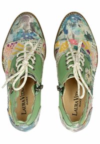 Scarpe in pelle verde con un design a patchwork caratterizzato da motivi colorati, chiusura con lacci e decorazioni sui lati.