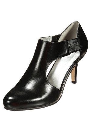 Mustat nahkaiset nilkkurit, joissa on vilkkuva leikkaus, tyylikäs terävä kärki ja hoikka korkea korko. Sisäosa on varustettu kiiltävällä hopeavärillä.