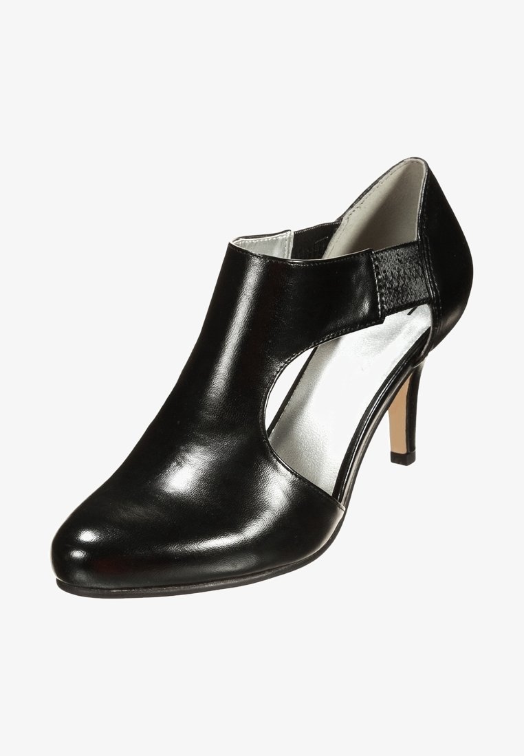 Bottine en cuir noir avec une découpe en peekaboo, un bout pointu élégant et un talon fin à hauteur de jambe. L'intérieur présente un revêtement argenté brillant.