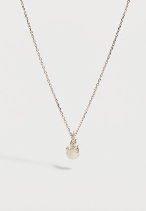 Colier delicat din lanț de argint cu un pandantiv detaliat în formă de flacără.