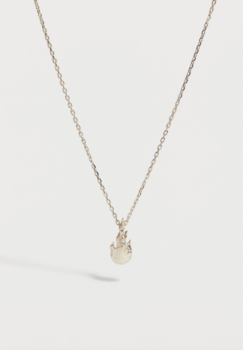 Λεπτή αλυσίδα από ασήμι με ένα λεπτομερές μενταγιόν σε σχήμα φλόγας.