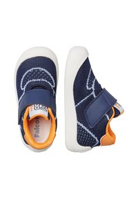Scarpe per bambini di colore blu navy con tomaia in mesh, dettagli arancioni e suola in gomma bianca. Presentano una cintura in Velcro per una vestibilità sicura.