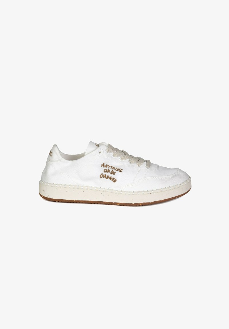 Valge kanvasest tennis, beežideDetailidega, ümarate varvastega, õmmeldud tikandite ja küljel olevate tekstidega "KÕIKE SAAB (MUUTDA)". Kummi tald.