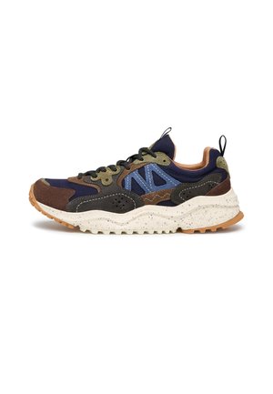 Sneaker multicolore con pannelli blu navy, marroni, verdi e blu, lacci neri e suola bianca macchiata, spessa, con battistrada arancione e tiranti.