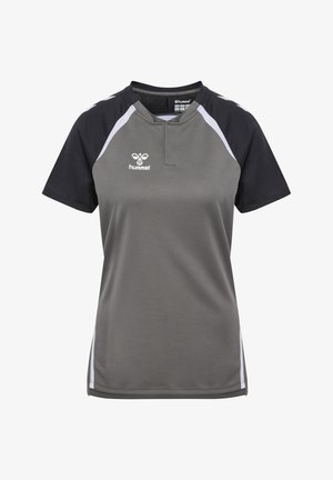 Grå svedtransporterende trænings t-shirt med sorte korte ærmer, hvide accentstriber og en lille krave, med Hummel-logoet på forsiden.