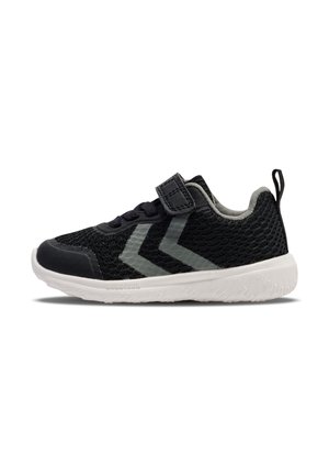 Chaussure de sport noire avec tige en mesh, accents gris et une sangle Velcro. Présente une semelle extérieure en caoutchouc blanc avec un motif de traction texturé.