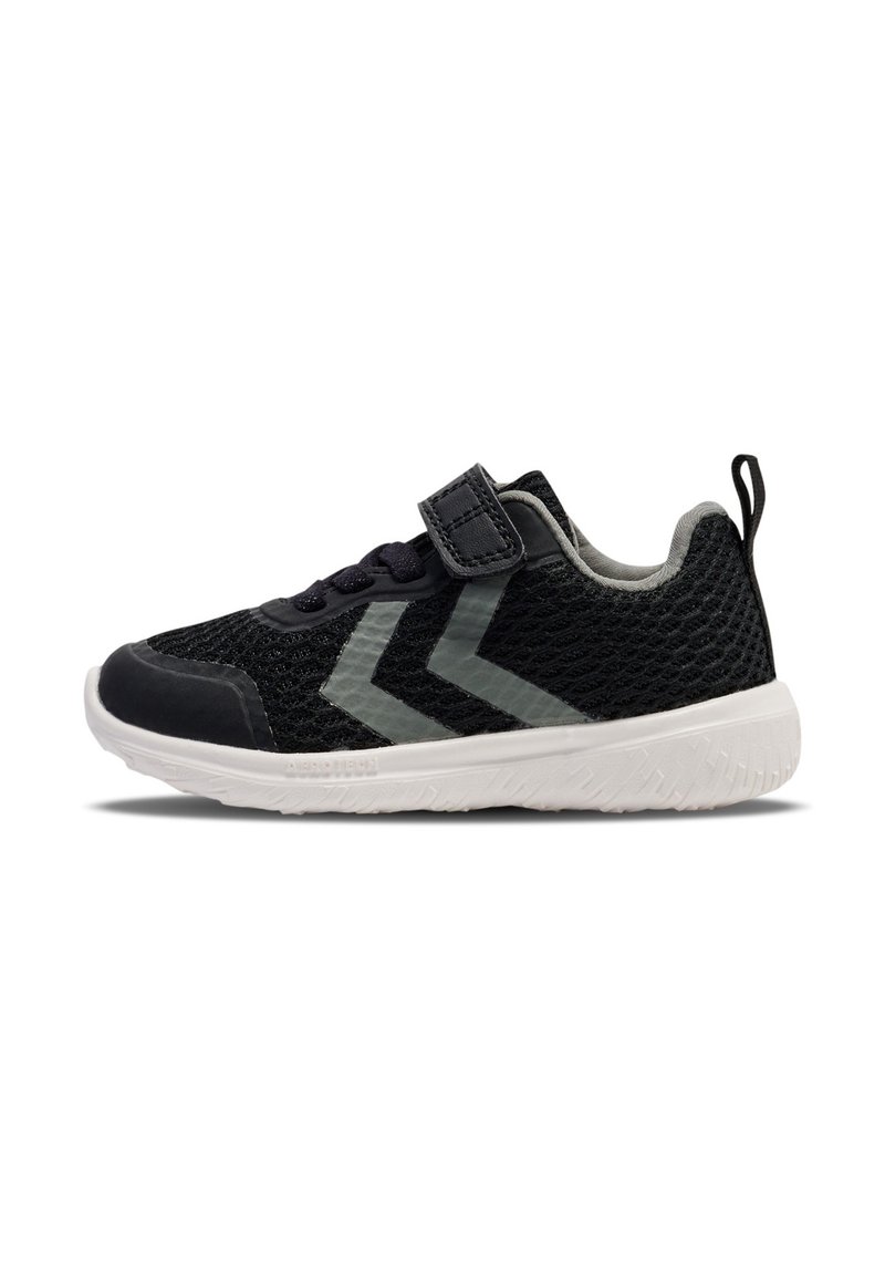 Schwarzer Sportschuh mit Mesh-Obermaterial, grauen Akzenten und einem Klettverschluss. Verfügt über eine weiße Gummisohle mit einem strukturierten Profil für besseren Halt.
