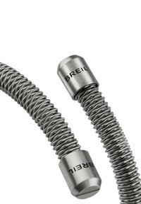 Nerezový náramek na hodinky se spirálovým designem, opatřený dvěma kovovými konci s vyrytým nápisem "BREIL." Hladký povrch a šedá barva.