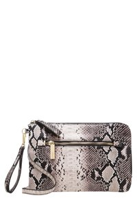 Pochette à motif python dans des nuances de noir et de crème. Elle possède une fermeture éclair dorée, une lanière au poignet et une surface texturée. Sa forme est compacte et rectangulaire.