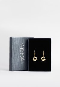 Goldohrringe mit einem verwobenen Herz- und Unendlichkeit-Design, versehen mit klaren Steinen. Präsentiert in einer Box mit schwarzem Samtfutter und einer strukturierten grauen Außenseite.