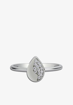 Bague en argent avec un motif en forme de goutte d'eau, finition polie, ornée de pierres précieuses claires disposées en motif ondulé sur un côté.