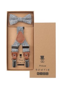 Grau farbige Stofffliege und graue Hosenträger mit braunen Lederelementen, präsentiert in einer Kartonbox mit dem Aufdruck "Prince Bowtie Kids."