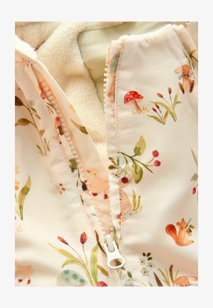 Gėlių raštų striukė su minkštu, kreminiu pamušalu. Priekyje yra balta užtrauktukas, papuoštas mažomis gyvūnų ir augalų iliustracijomis.