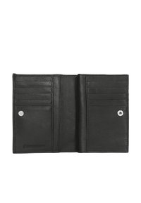 Portafoglio in pelle nera con più slot per carte, una texture liscia e una chiusura a scatto. Logo impresso sul bordo inferiore.