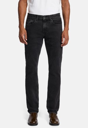 Zwarte denim jeans kenmerken zich door een rechte snit, een ontwerp met vijf zakken en subtiele vervaging. Accenten zijn onder andere een tailleband met ri loops en vage stikseldetails.