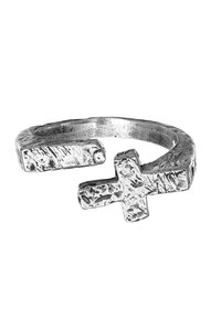 Silver ring med en texturerad yta, med en öppen banddesign och en korsdetalj i ena änden. Kompakt, minimalistisk stil.