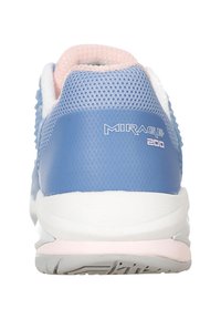 Zapatilla azul con parte superior de malla, acentos en blanco y rosa, suela acolchada y la marca "MIRAGE 200" en el talón. Incluye elementos de diseño texturizados.