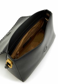 Borsa a tracolla in pelle nera con dettagli in oro, forma rettangolare e chiusura con zip. L'interno presenta una fodera beige e scomparti per riporre oggetti.