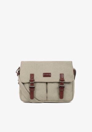 Sac messager en toile beige avec deux sangles en cuir marron à boucle, poches avant et bandoulière ajustable.