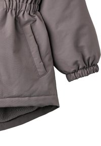 Chaqueta parka gris con cintura elástica, mangas fruncidas y un bolsillo lateral, con un forro suave y texturizado en el dobladillo.
