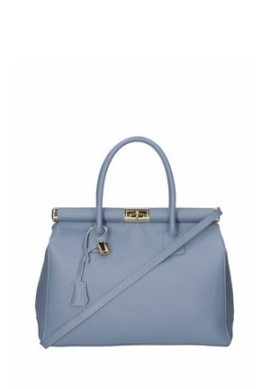 Sac à main en cuir bleu clair avec poignées supérieures, un fermoir à verrou à l'avant, un petit cadenas et une longue bandoulière réglable.