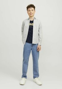 Jack & Jones Junior JJECALEB TEE O NECK - Camiseta estampada - navy blazer