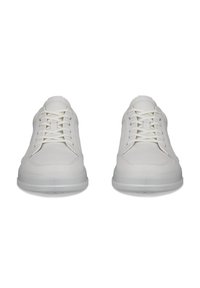 Baskets blanches en cuir lisse, avec un bout arrondi, une fermeture à lacets et une semelle en caoutchouc texturée. Design minimaliste sans motifs.