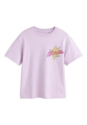 T-shirt violet clair à manches courtes avec une étoile jaune et un texte rose « Blondie » sur la poitrine gauche, col rond, coupe décontractée.