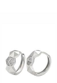 Sidabriniai geometriniai auskarai žiedai su trikampiais įdėklais, papildytais mažais blizgučiais kristalais, vienas atviras užsegimas, ant balto fono.