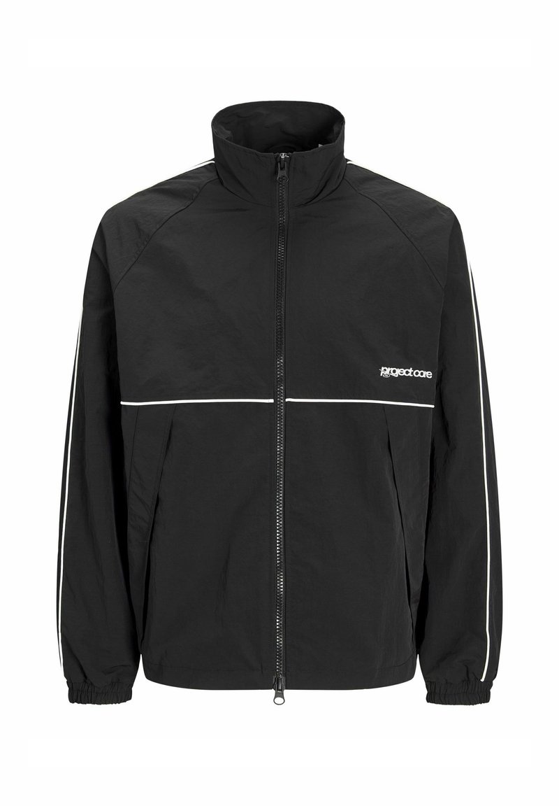 Veste coupe-vent noire avec un col haut, fermeture éclair frontale, poignets élastiques et détails en piping blanc sur les côtés. Fabriquée en matériau léger.