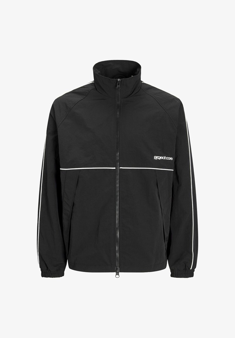Veste coupe-vent noire avec un col haut, fermeture éclair frontale, poignets élastiques et détails en piping blanc sur les côtés. Fabriquée en matériau léger.