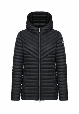 Čierna prešívaná bunda s kapucňou, s horizontálnym a rybinovým stehom a s plným predným zipsom.