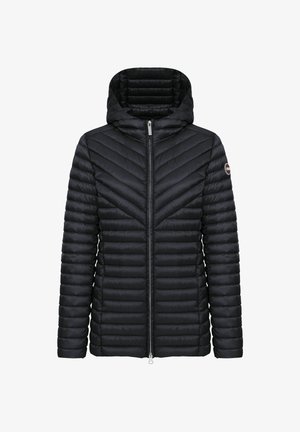 Chaqueta negra acolchada con capucha, costuras horizontales y en forma de espiga, con cremallera completa en la parte frontal.