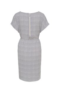 Kortärmad klänning med en figurnära midja, knälång längd och ett geometriskt mönster i marinblått och vitt; stängs med en dragkedja bak.