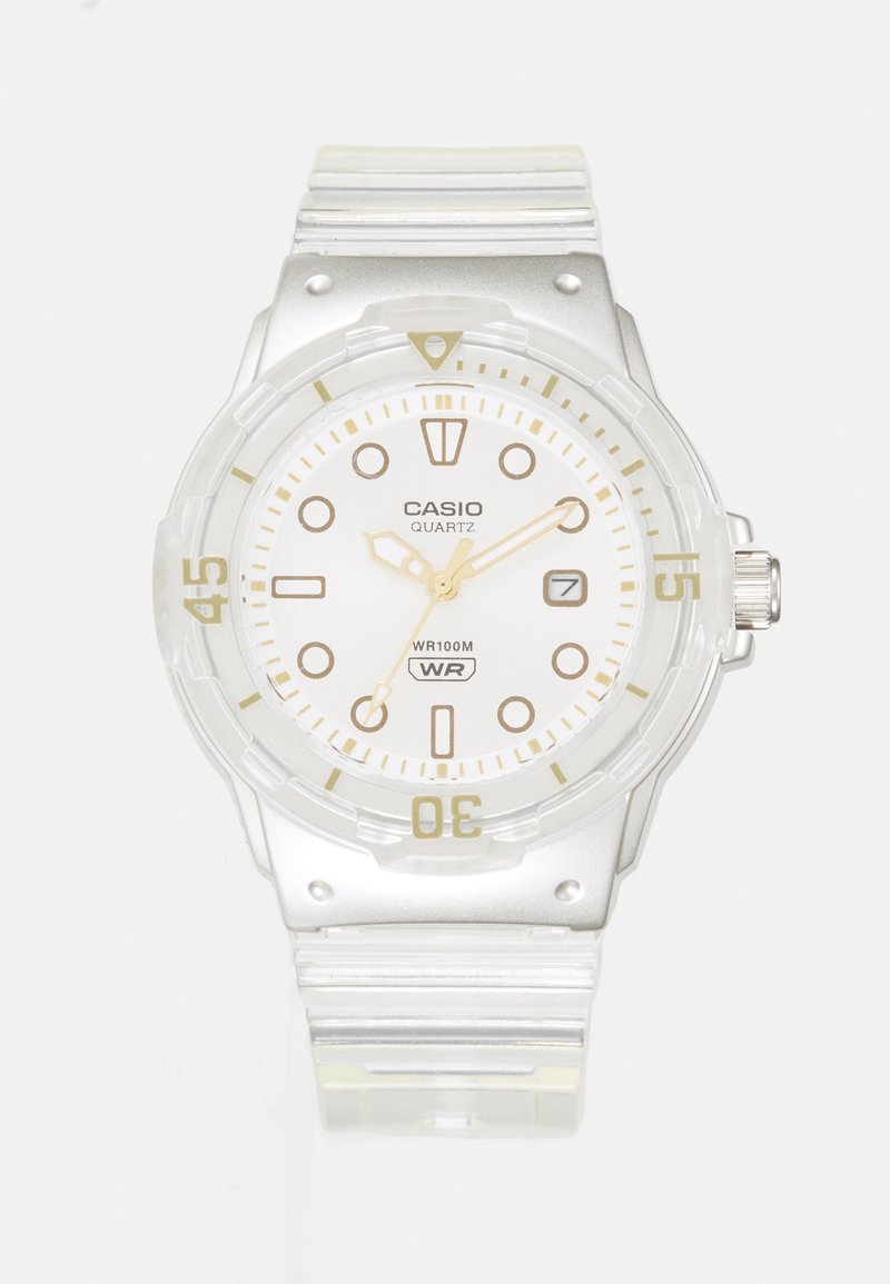 Relógio de quartzo Casio com caixa transparente, mostrador branco, detalhes a ouro e pulseira de silicone transparente. À prova de água até 100 metros.