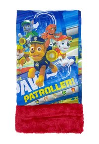 Koc z polaru z kolorowymi postaciami Psiego Patrolu na niebieskim tle, z czerwoną, puszystą spodnią stroną. Wymiary wynoszą około 50 x 60 cali.