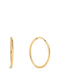 Pendientes de aro de oro con una superficie lisa y brillante y una forma redonda clásica. Diseño de cierre simple, grosor medio, construcción ligera.