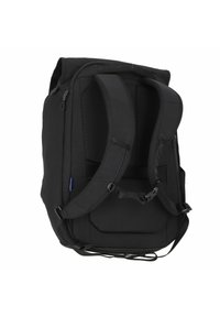 Zaino nero realizzato in tessuto resistente, dotato di spallacci imbottiti, numerosi scomparti e una forma strutturata con un design elegante.
