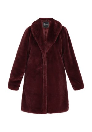 Pikk burgundia värvi faux nahast mantel, millel on lai šallikaelus ja pikad varrukad, lahti nööpimata, näidates siledat sisevoodrit ja kaubamärki.